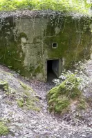 Ligne Maginot - CB277 - IDLINGEN - (Blockhaus pour arme infanterie) - Entrée du blockhaus.
La tranchée d'accès est encore bien visible.