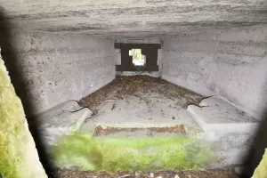 Ligne Maginot - DACHSECK 1 - (Blockhaus pour canon) - Chambre de tir
L'assise bétonnée avec les logements pour les bêches du canon

