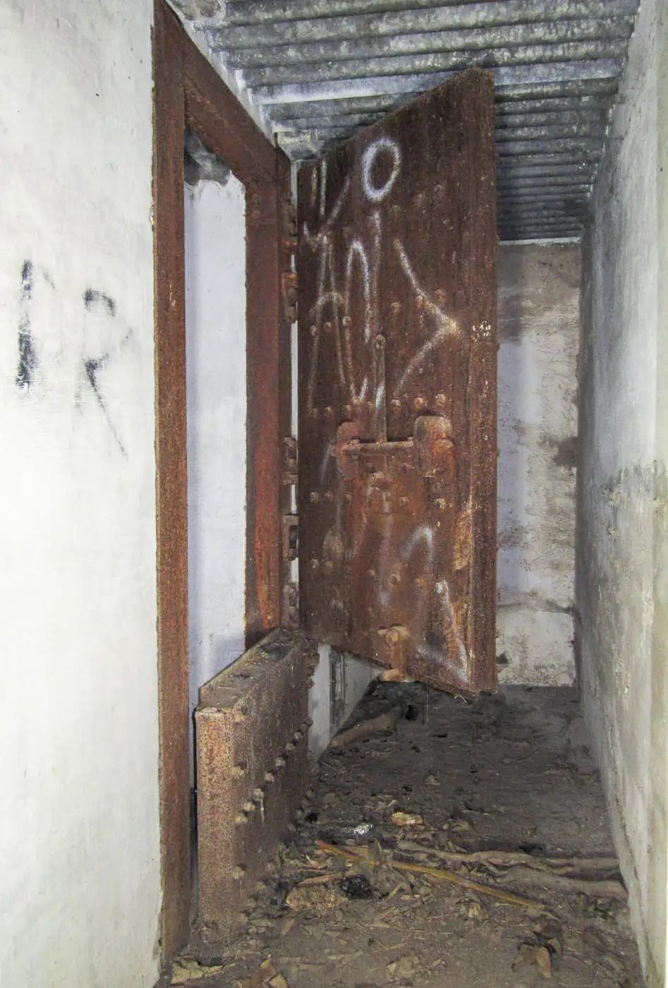 Ligne Maginot - I11 - (Abri) - Porte blindée à deux battants à l'entrée d'une salle