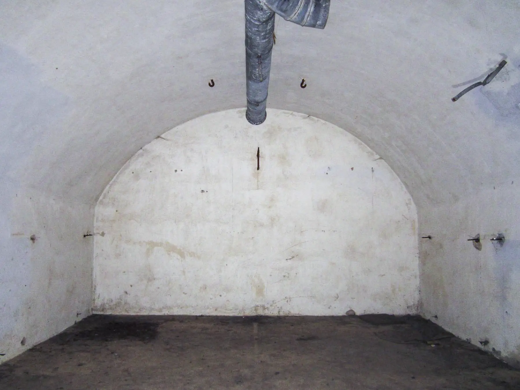 Ligne Maginot - I11 - (Abri) - Les murs des salles sont recouverts par un crépis qui à été en partie mise en peinture