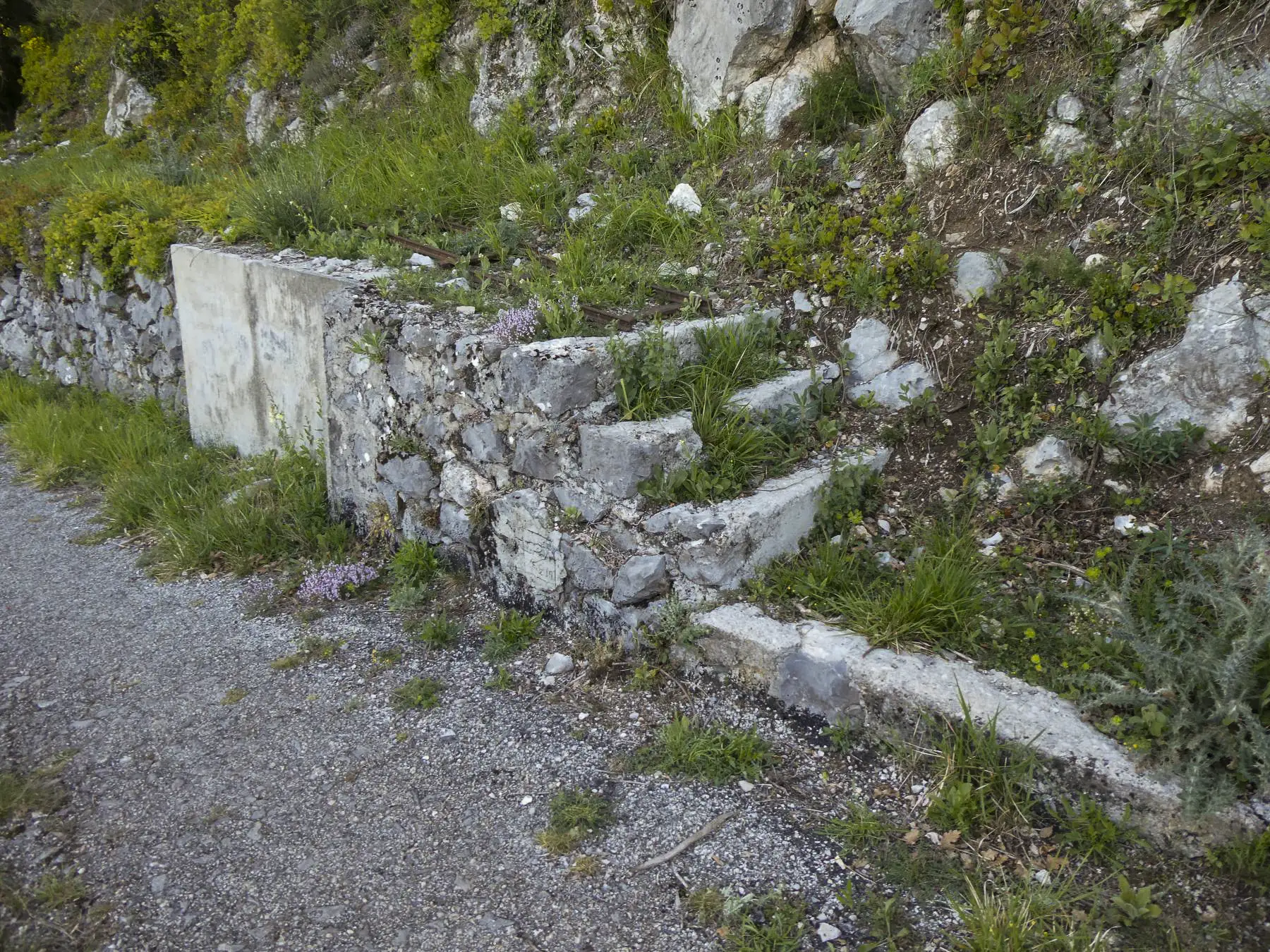 Ligne Maginot - BARBONNET - (Barrage de Route) - Le barrage se situait au niveau de l'escalier.
Marquage en bas du deuxième escalier.