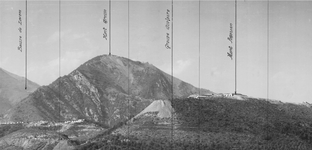 Ligne Maginot - AGAISEN (AN) - E03 - (Ouvrage d'artillerie) - Extrait du panoramique de l'observatoire de Campost
Bloc 2 est bien visible; le bloc 4 à droite
A gauche campement Marabouts