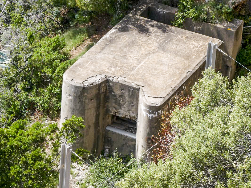 Ligne Maginot - E2 - EZE VOIE FERREE - (Blockhaus pour arme infanterie) - Ecusson au dessus du créneau