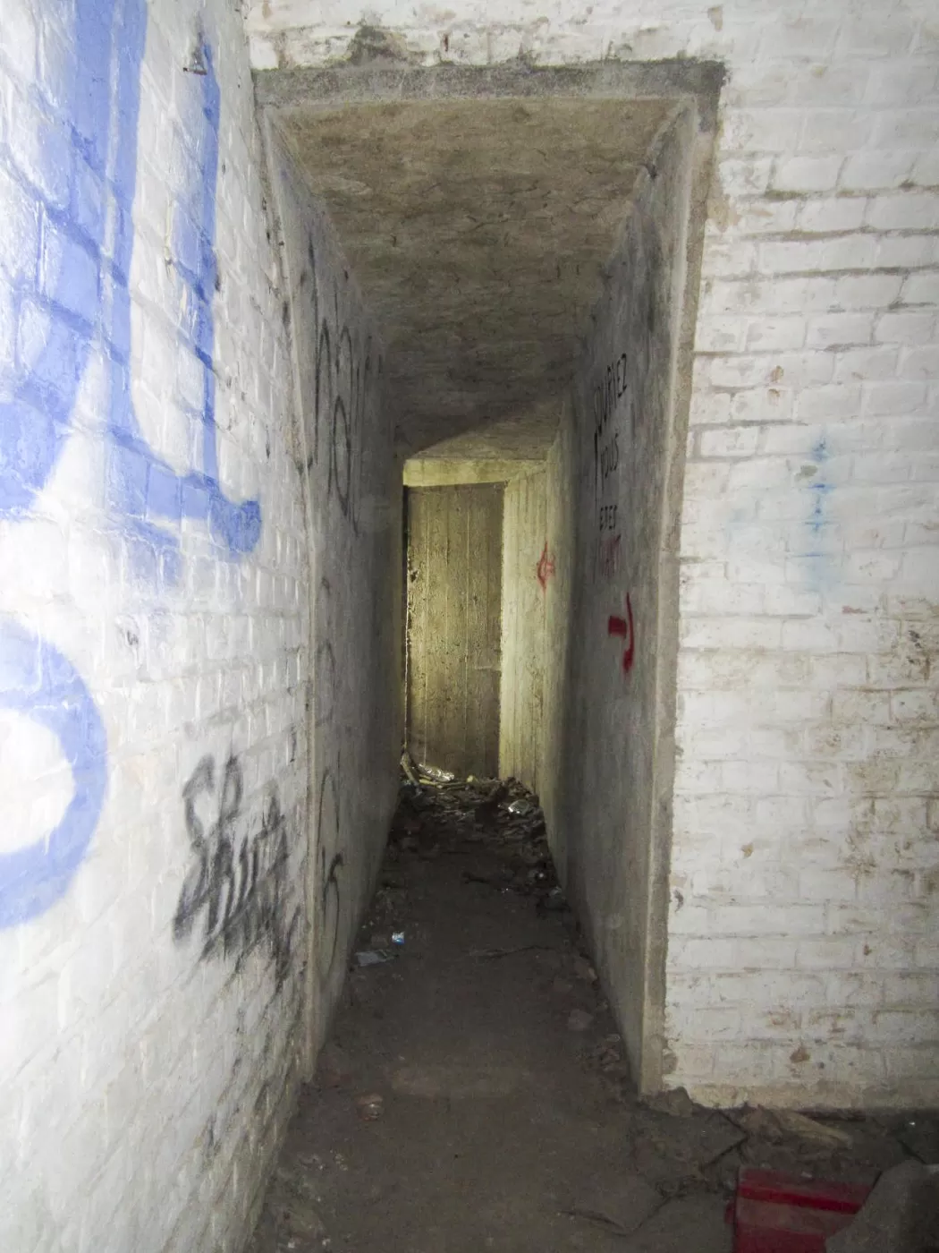 Ligne Maginot - A33 - (Abri) - Salle de troupe à l'extrémité droite
l'accès au blockhaus mitrailleuses