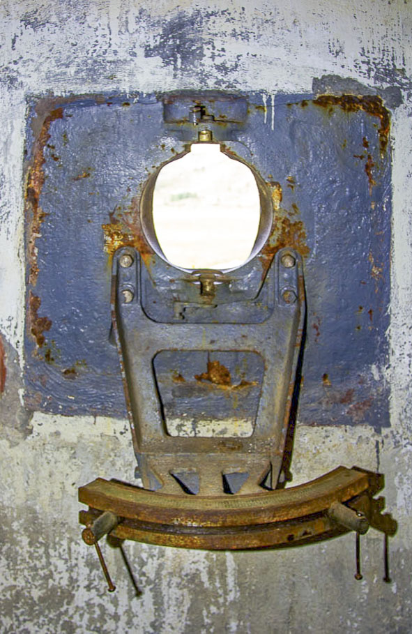 Ligne Maginot - GONDRAN E - (Ouvrage d'infanterie) - Bloc 2
Créneau mitrailleuse
Trémie C2R