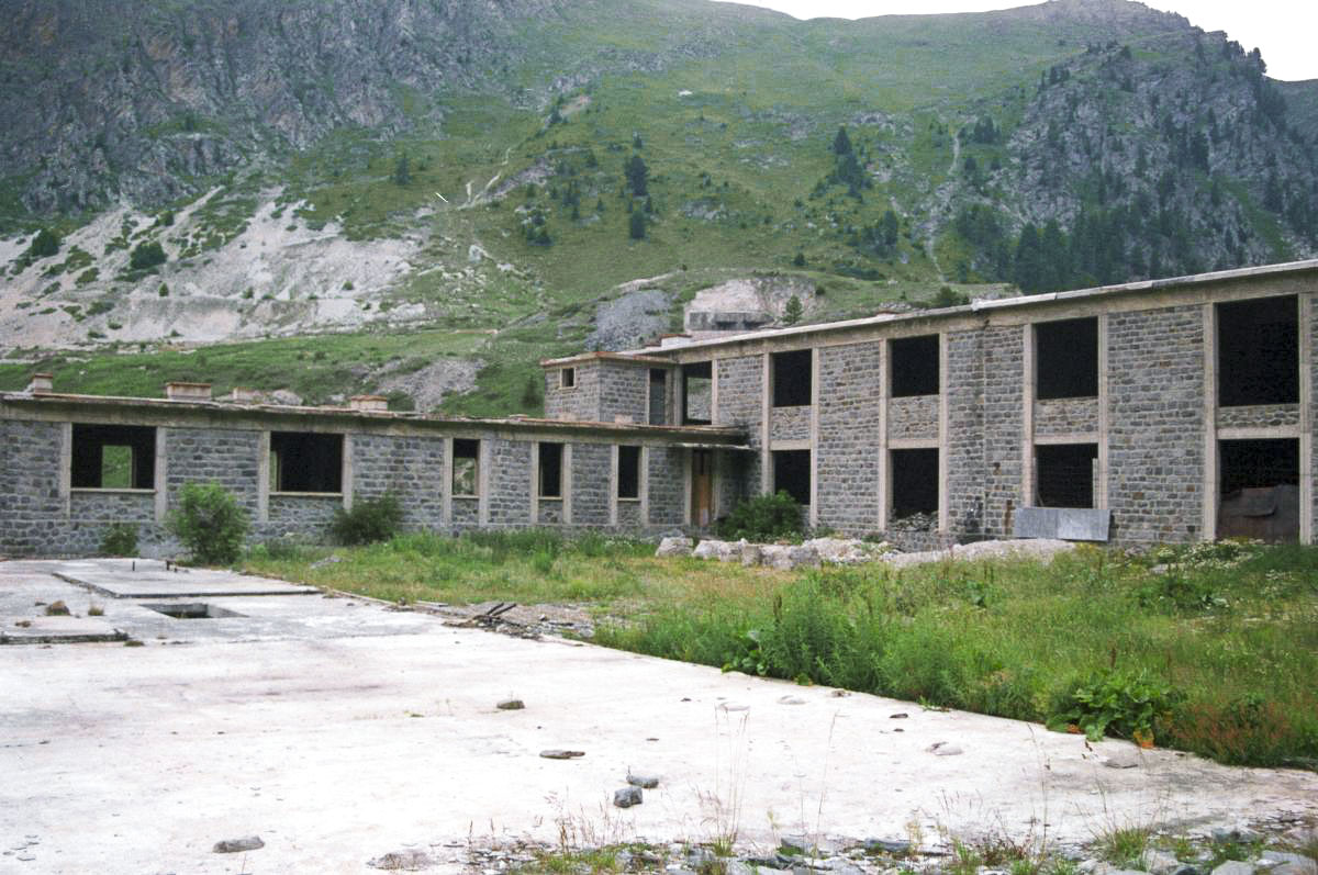 Ligne Maginot - Casernement du LAVOIR - Au premier plan le plafond du sous-sol du casernement provisoire