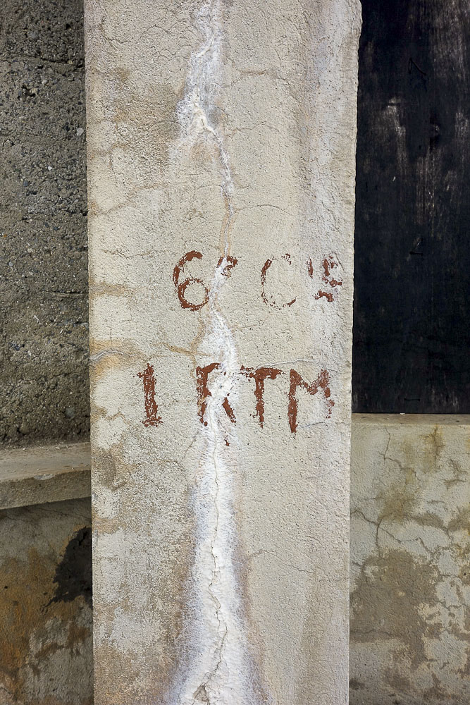 Ligne Maginot - PAS DU ROC - (Casernement) - Casernement extérieur
Inscription sur un des piliers : 6° Cie du 1° RTM
