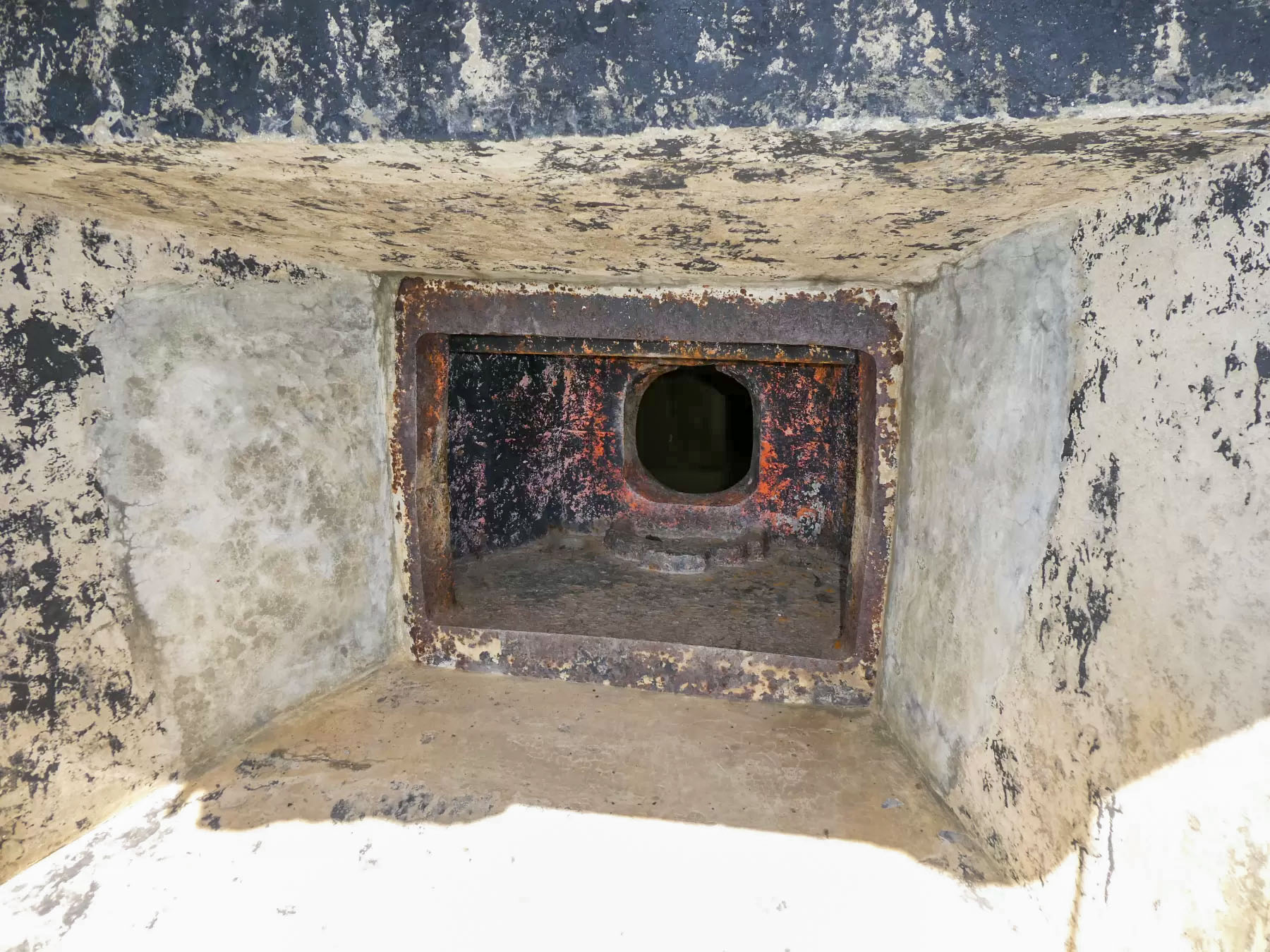 Ligne Maginot - FREJUS - (Ouvrage d'infanterie) - Bloc 2
Détail du créneau mitrailleuse avec trémie C2R