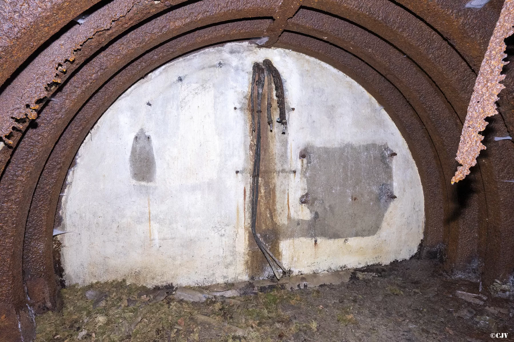 Ligne Maginot - BOIS DE MEDERCHEN (I/160° RIF) - (PC de Quartier) - Central téléphonique (à droite) et poste téléphonique d'abonné ( à gauche)