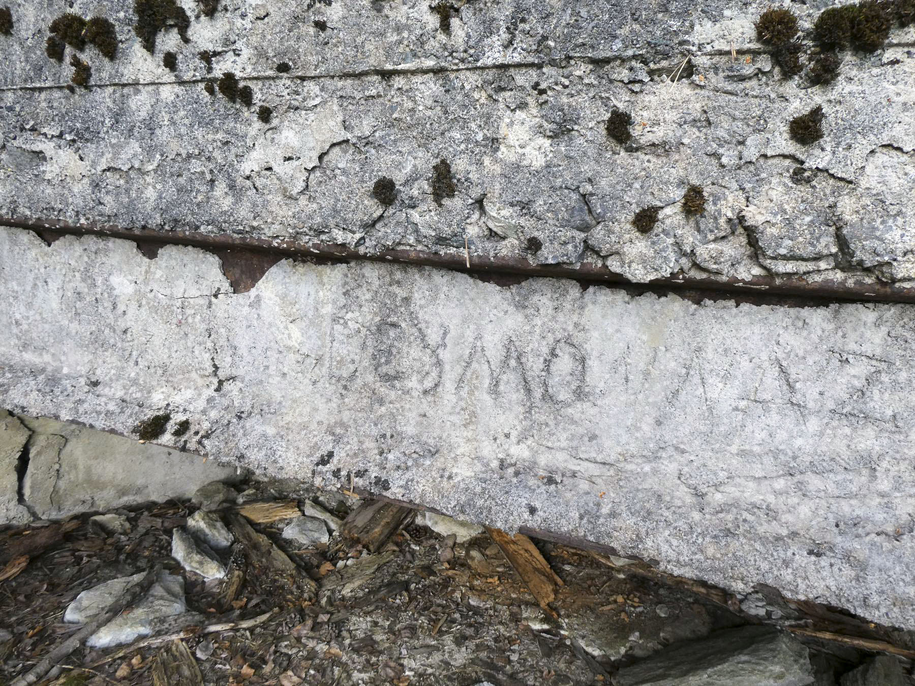 Ligne Maginot - PONT DU NANT - (Blockhaus pour arme infanterie) - Une partie du texte sur le linteau