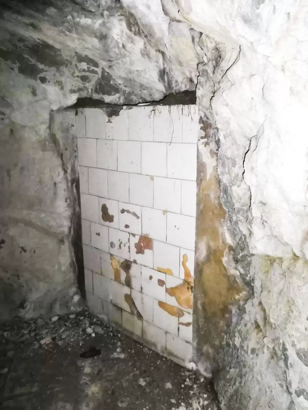 Ligne Maginot - REPLATON REDOUTE - (Blockhaus pour arme infanterie) - La Redoute du Replaton
La magasin sous roc
Le deuxième plan en faïence