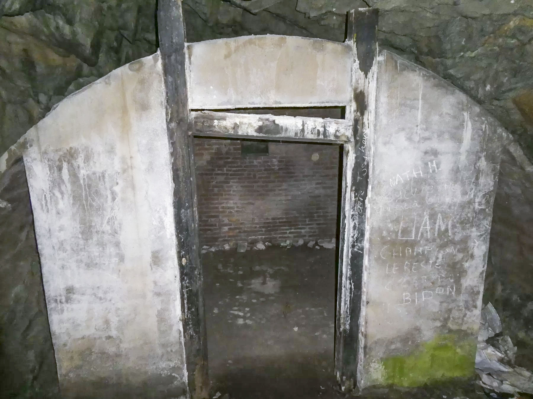 Ligne Maginot - REPLATON REDOUTE - (Blockhaus pour arme infanterie) - La Redoute du Replaton
Le magasin sous roc