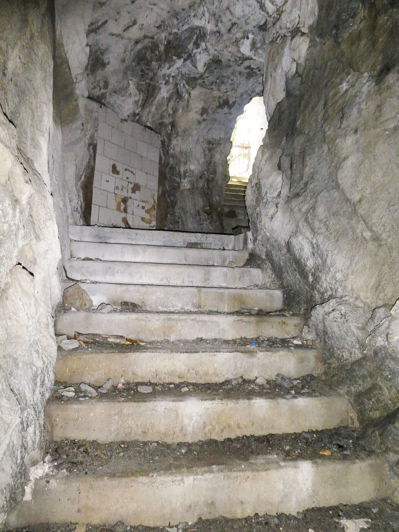 Ligne Maginot - REPLATON REDOUTE - (Blockhaus pour arme infanterie) - La Redoute du Replaton
Le magasin sous roc. 
Noter le plan en faïence à la chicane de l'escalier, permettant l'éclairage naturel du magasin par réflexion de la lumière solaire. Une autre surface en faience lui fait face en bas de la 1e descente.