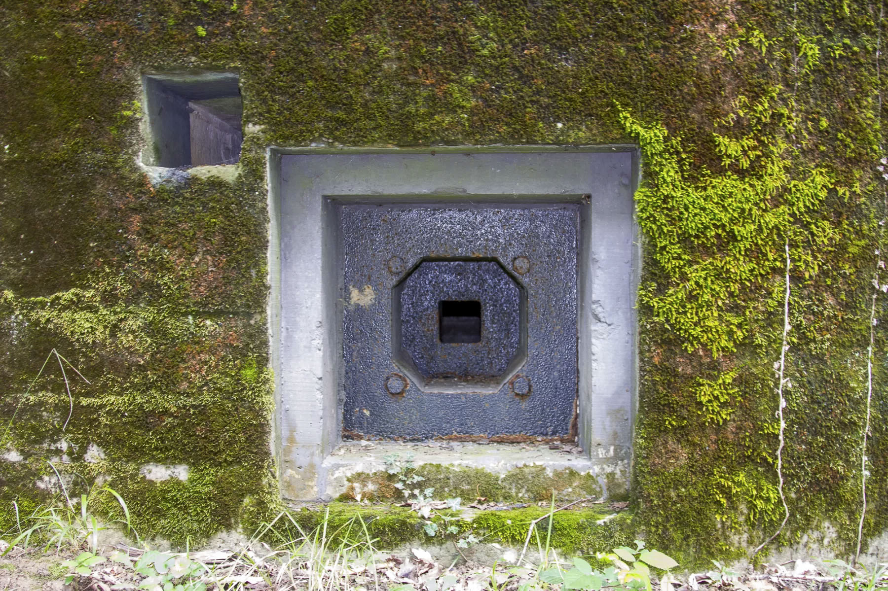 Ligne Maginot - CB277 - IDLINGEN - (Blockhaus pour arme infanterie) - Créneau latéral pour FM
