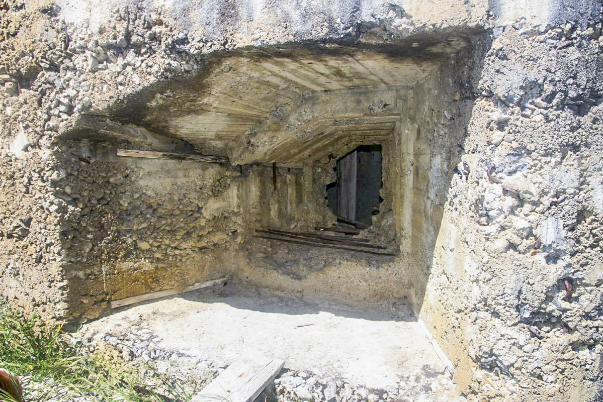 Ligne Maginot - COL DES TROIS CROIX SUPéRIEUR - (Blockhaus pour arme infanterie) - Créneau inférieur