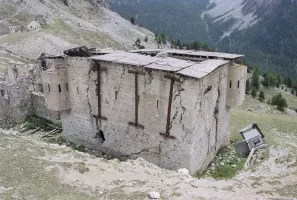 Ligne Maginot - LES ACLES - (Blockhaus pour arme infanterie) - À droite un édicule Goux