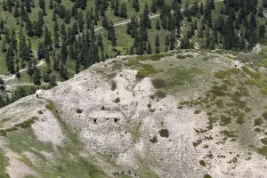 Ligne Maginot - CRETE DU GRAND MEYRET 2 - (Blockhaus pour arme infanterie) - Vue générale de la position.
Pilule 2 à gauche, 3 à droite. Abri au centre. 