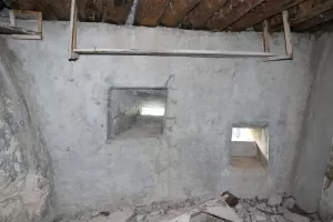 Ligne Maginot - ENROUYE - (Observatoire d'infanterie) - Les 2 créneaux vue intérieure.
Celui à gauche probablement tirait sur la position. Celui à droite devait être voué à l'observation de la route de Montgenèvre