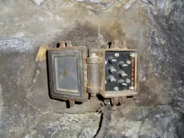 Ligne Maginot - LES AITTES CAVERNE - (Abri) - L'installation téléphonique
Boitier de raccordement pour lignes de campagne