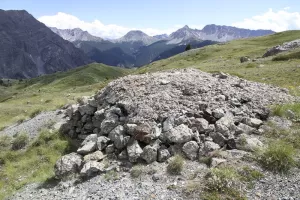 Ligne Maginot - LES SARAILLES 3 - (Blockhaus pour arme infanterie) - Au dessus de la pilule à gauche, la position de Blanche. Au fond l'Izoard