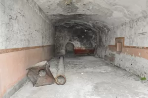 Ligne Maginot - ROCHE LA CROIX (CASERNEMENT AVANCé DE ) - (Casernement) - Casernement
Salle avec une entrée ou début de galerie au fond