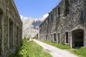 Ligne Maginot - ROCHE LA CROIX (CASERNEMENT AVANCé DE ) - (Casernement) - Casernement avancé de 1937 : à droite, bâtiment troupe, à gauche l'infirmerie