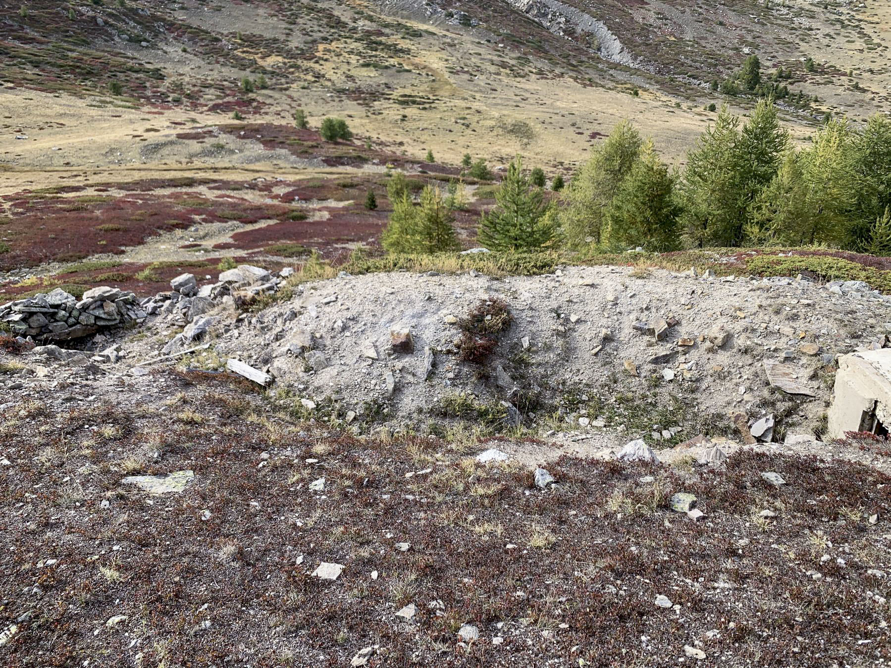 Ligne Maginot - COL DE GRANON ANNEXE - (Blockhaus pour arme infanterie) - L'entrée avec une tranchée menant à une simple cuve pour FM