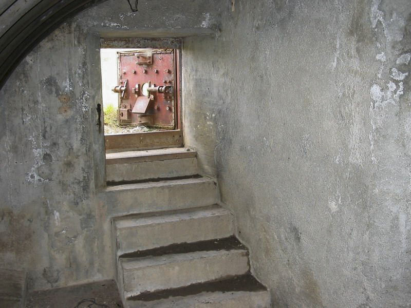 Ligne Maginot - COLOMBIER - ROCHER LE TRUC - (Blockhaus pour arme infanterie) - L'accés et la porte blindée