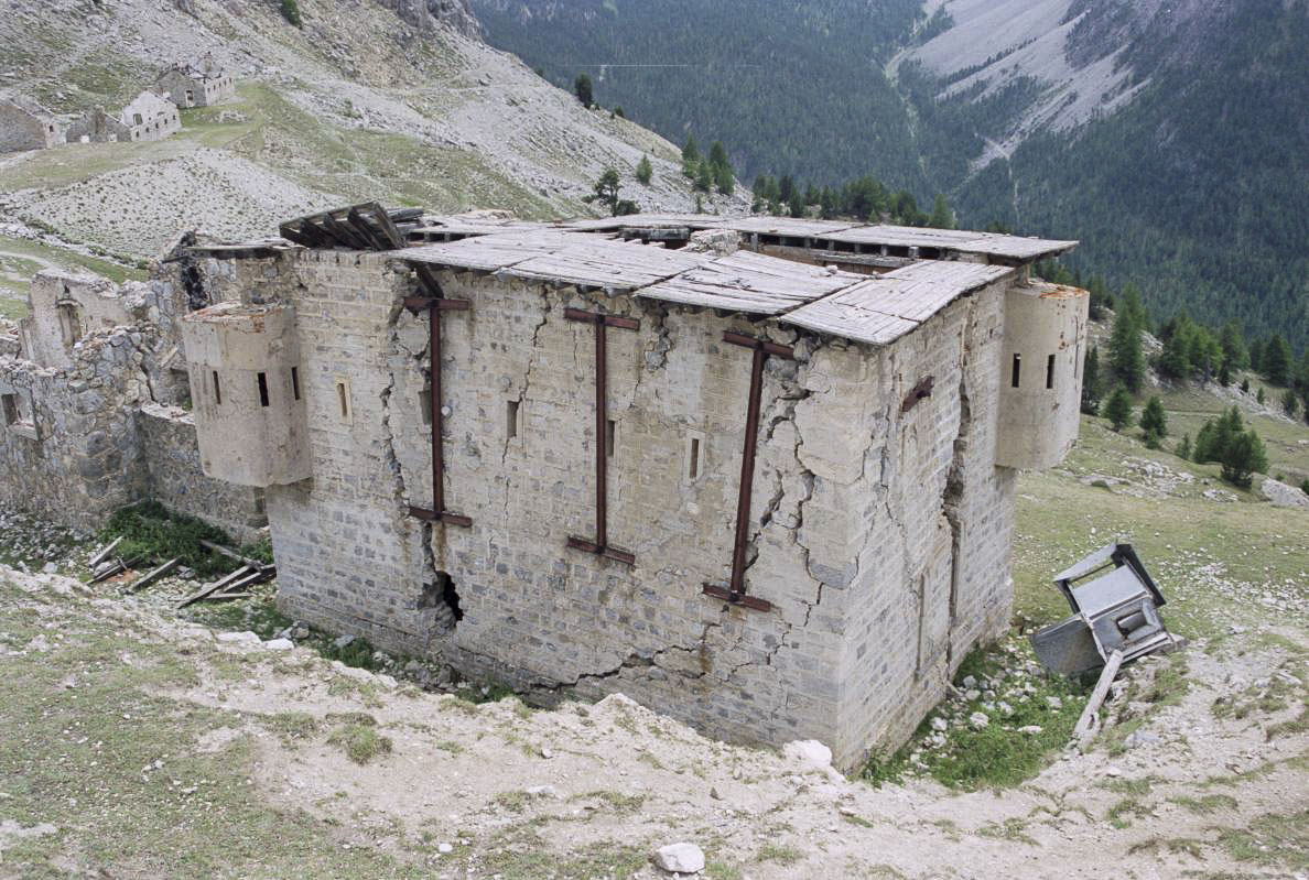 Ligne Maginot - LES ACLES - (Blockhaus pour arme infanterie) - À droite un édicule Goux