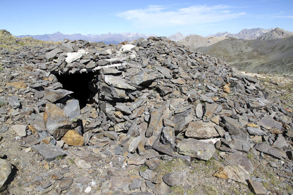 Ligne Maginot - CRETE DE CRISTOL 3 - (Blockhaus pour arme infanterie) - Pilule avec couloir d'accès, datée dans le couloir 3/10/1939, magnifiquement intégrée et camouflée