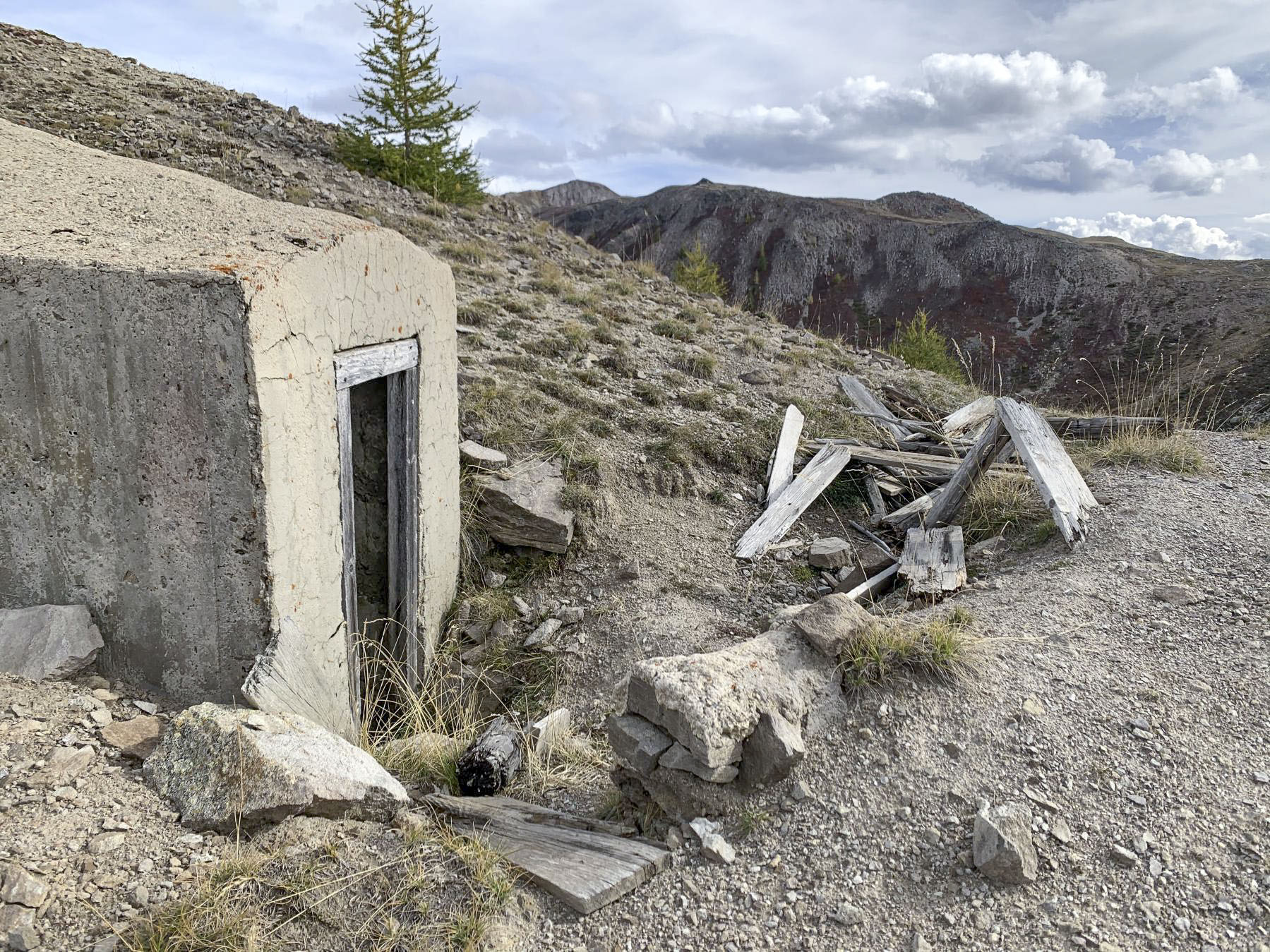 Ligne Maginot - CRETE DU GRAND MEYRET 2 - (Blockhaus pour arme infanterie) - Entrée, très vraisemblablement avec une tranchée couverte de bois