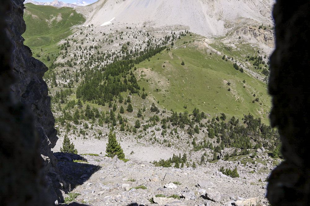 Ligne Maginot - ROCHER DE BARRABAS - (Blockhaus pour arme infanterie) - Vue par le créneau.
Le Col des Acles