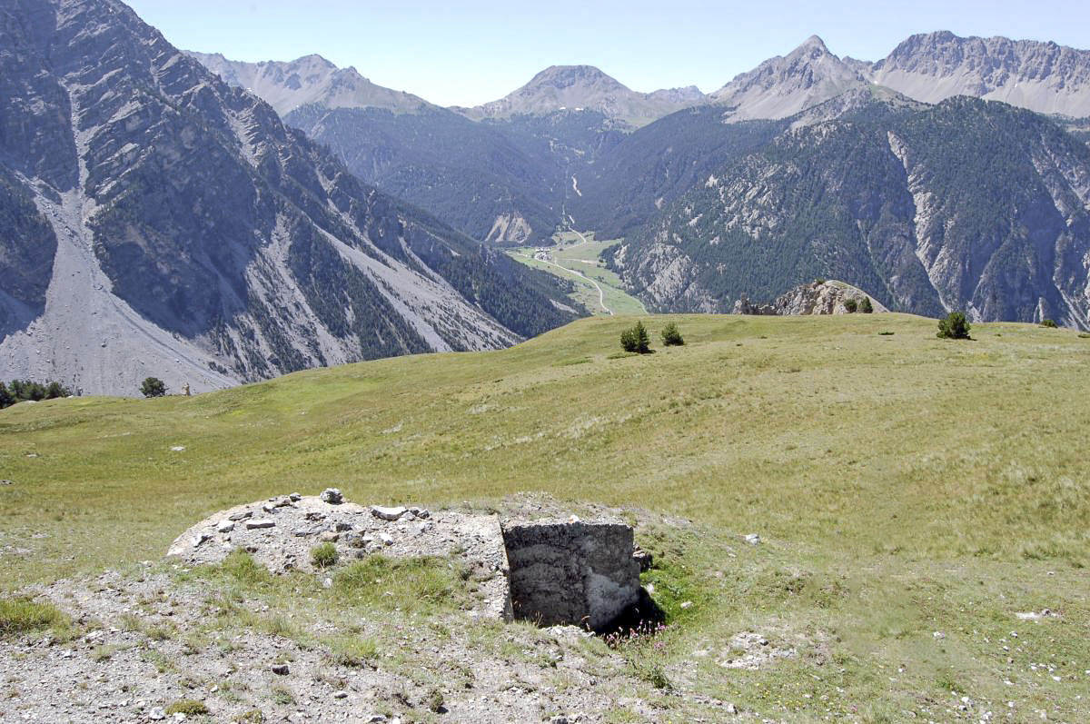 Ligne Maginot - BLANCHE 1 - (Blockhaus pour arme infanterie) - À l'arrière-plan est la route du Col d´Izoard, à l'arrière-plan à droite est la position la Lausette