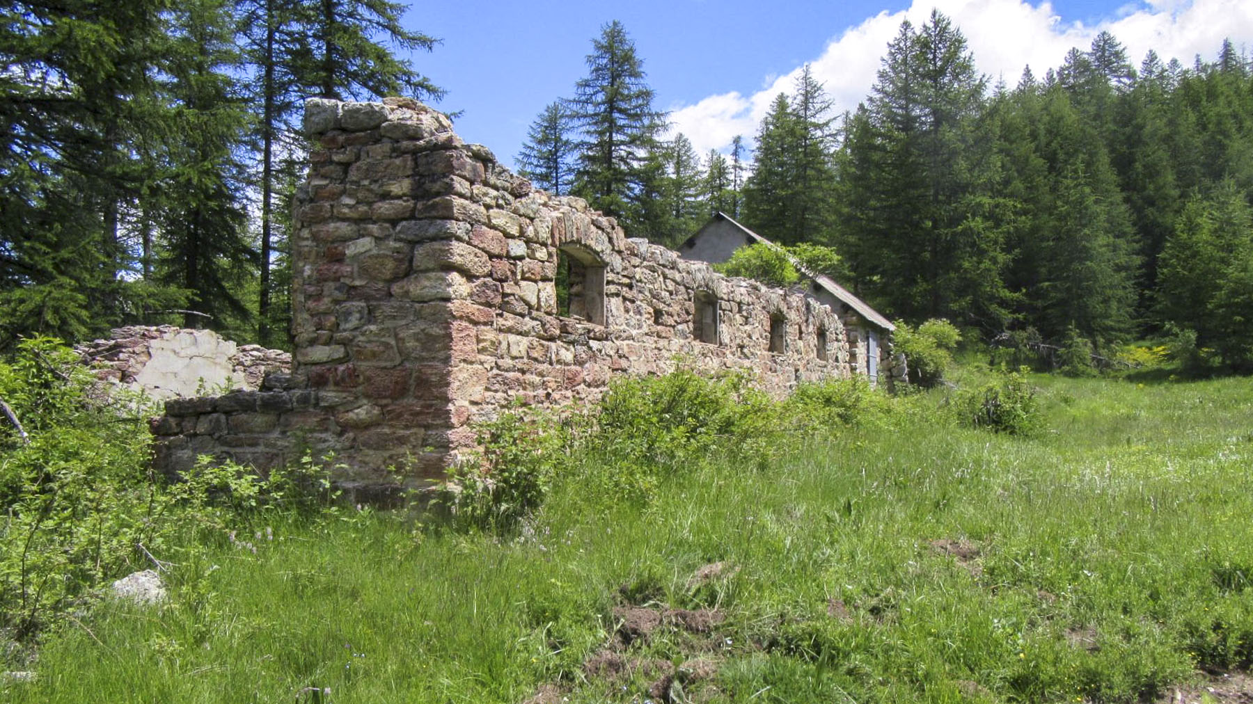 Ligne Maginot - CLOT DE L'INFERNET (154° RAP - 1° ET 6° BIE) - (Position d'artillerie préparée) - Restes de l'un des murs du bâtiment.
La partie centrale  du bâtiment a été restaurée en chalet privé.