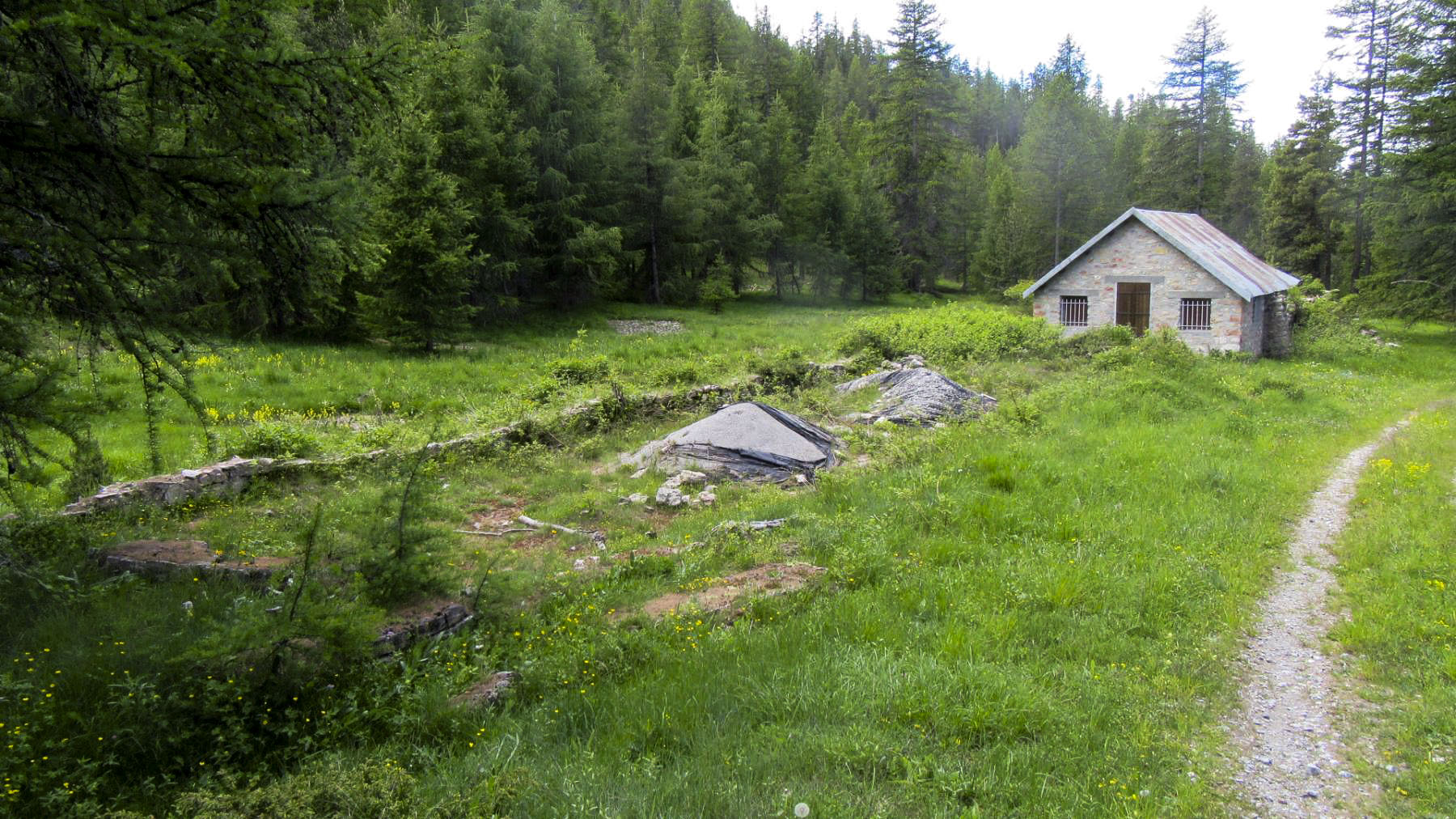 Ligne Maginot - CLOT DE L'INFERNET (154° RAP - 1° ET 6° BIE) - (Position d'artillerie préparée) - Vue d'ensemble 
La partie centrale  du bâtiment a été restaurée en chalet privé.