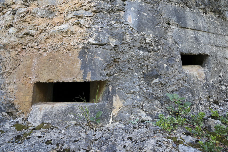 Ligne Maginot - ENROUYE - (Observatoire d'infanterie) - Les 2 créneaux.
Celui à droite probablement tirait sur la position. Celui à gauche devait être voué à l'observation de la route de Montgenèvre