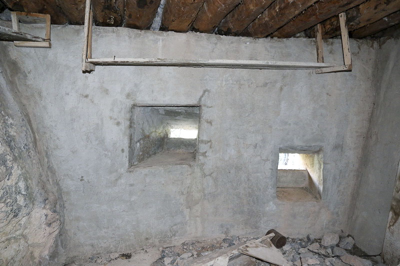 Ligne Maginot - ENROUYE - (Observatoire d'infanterie) - Les 2 créneaux vue intérieure.
Celui à gauche probablement tirait sur la position. Celui à droite devait être voué à l'observation de la route de Montgenèvre