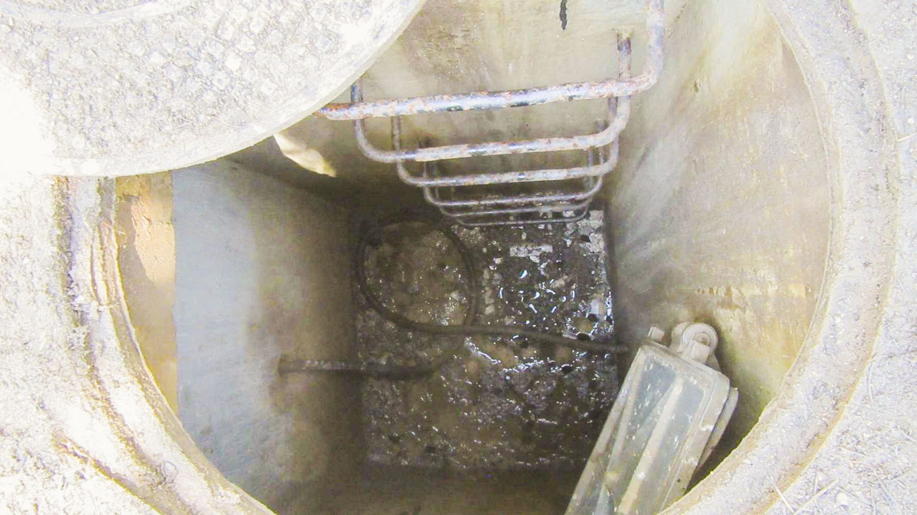 Ligne Maginot - EYRETTE - (Chambre de coupure) - Vue plongeante dans l'ouvrage (profondeur 2.10m)