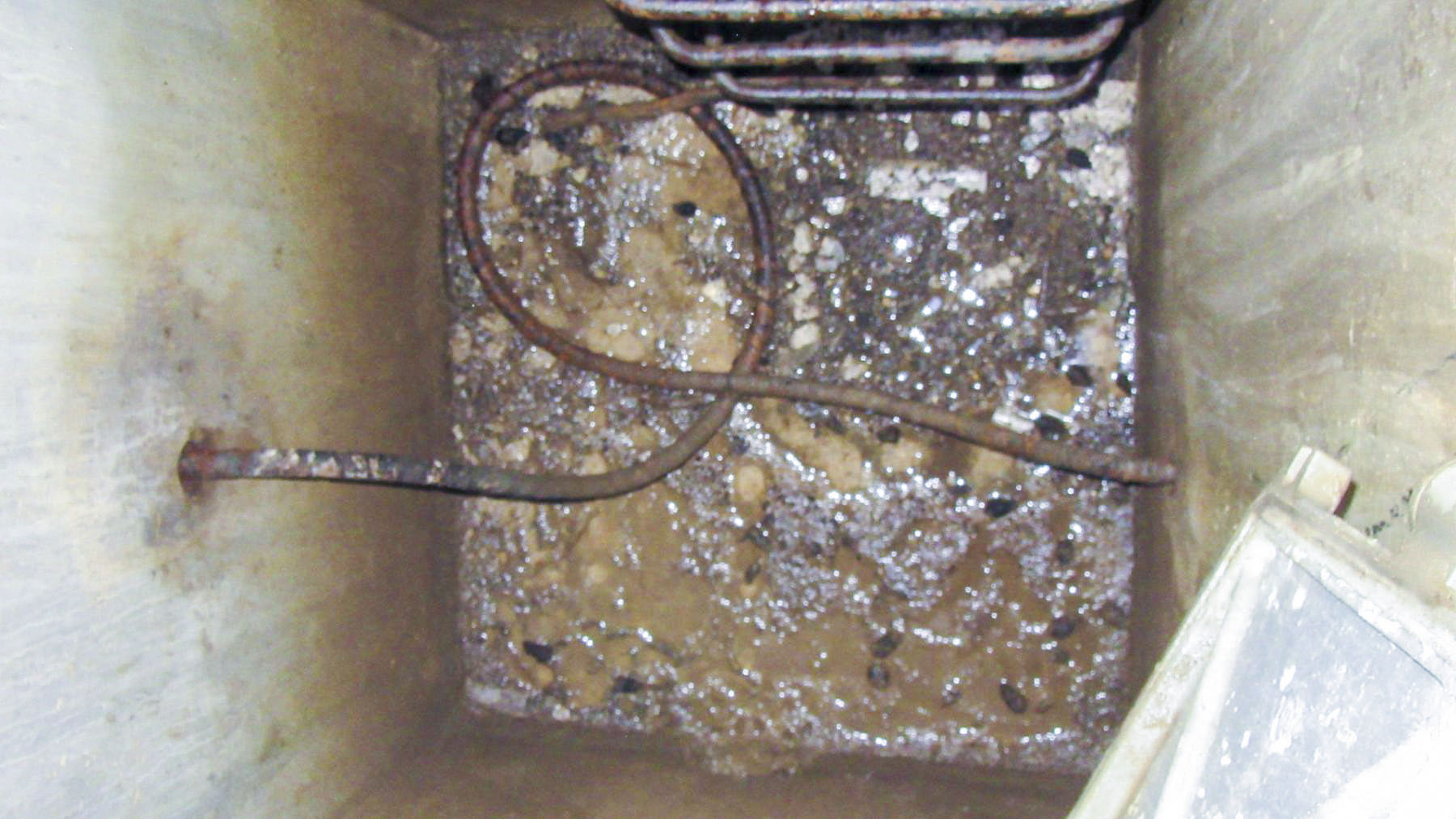 Ligne Maginot - EYRETTE - (Chambre de coupure) - Le coffret a été dé-raccordé des deux câbles 14 paires après le conflit. Le câble 14 paires passe directement dans la chambre.