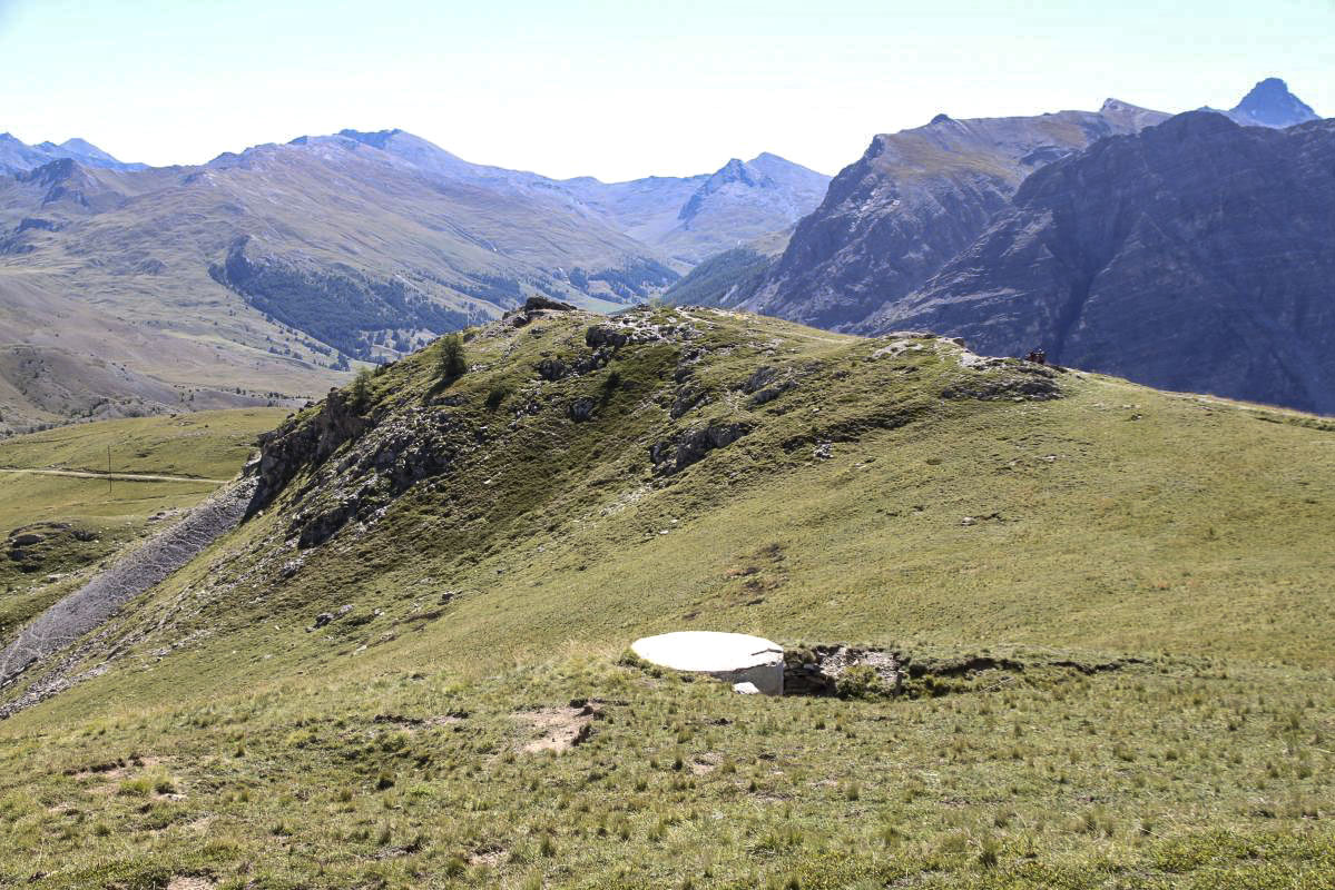 Ligne Maginot - GONDRAN - (Blockhaus pour arme infanterie) - Vue vers l'ouvrage du Gondran E. 
Une pilule se situe encore avant lui avant le rocher sommital