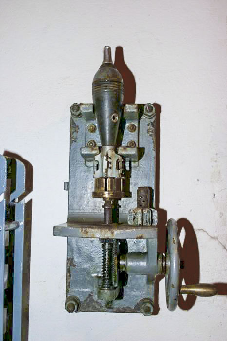 Ligne Maginot - BOIS DU FOUR - A5 - (Ouvrage d'infanterie) - Chambre de tir mortier Est
Système permettant le montage de la charge propulsive et des charges additionnelles ainsi que celui de la fusée. 
Ces opérations sont réalisées au dernier moment juste avant le tir.
