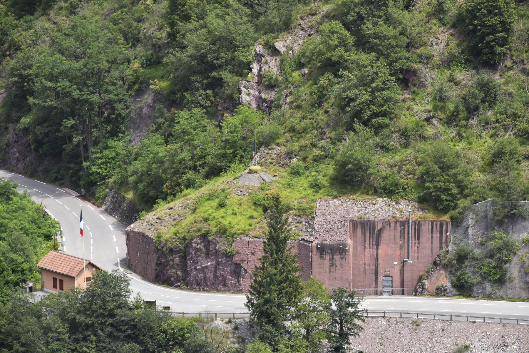 Ligne Maginot - FRESSINEA (FA) - (Ouvrage d'infanterie) - L'arrière de l'ouvrage vu depuis le sentier d'Abeliera