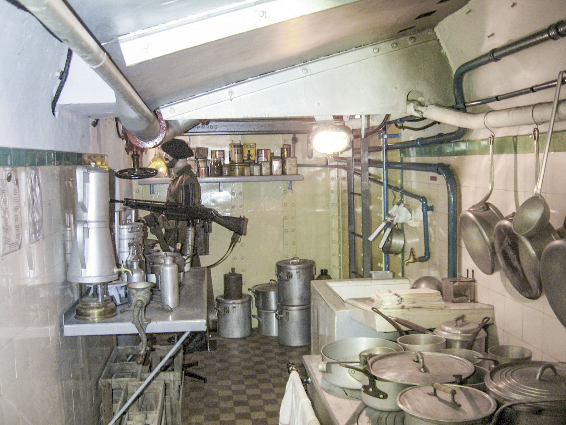 Ligne Maginot - FRESSINEA (FA) - (Ouvrage d'infanterie) - Créneau de défense de l’entrée dans la cuisine.
Au fond l'échelle d'accès au local radio.
