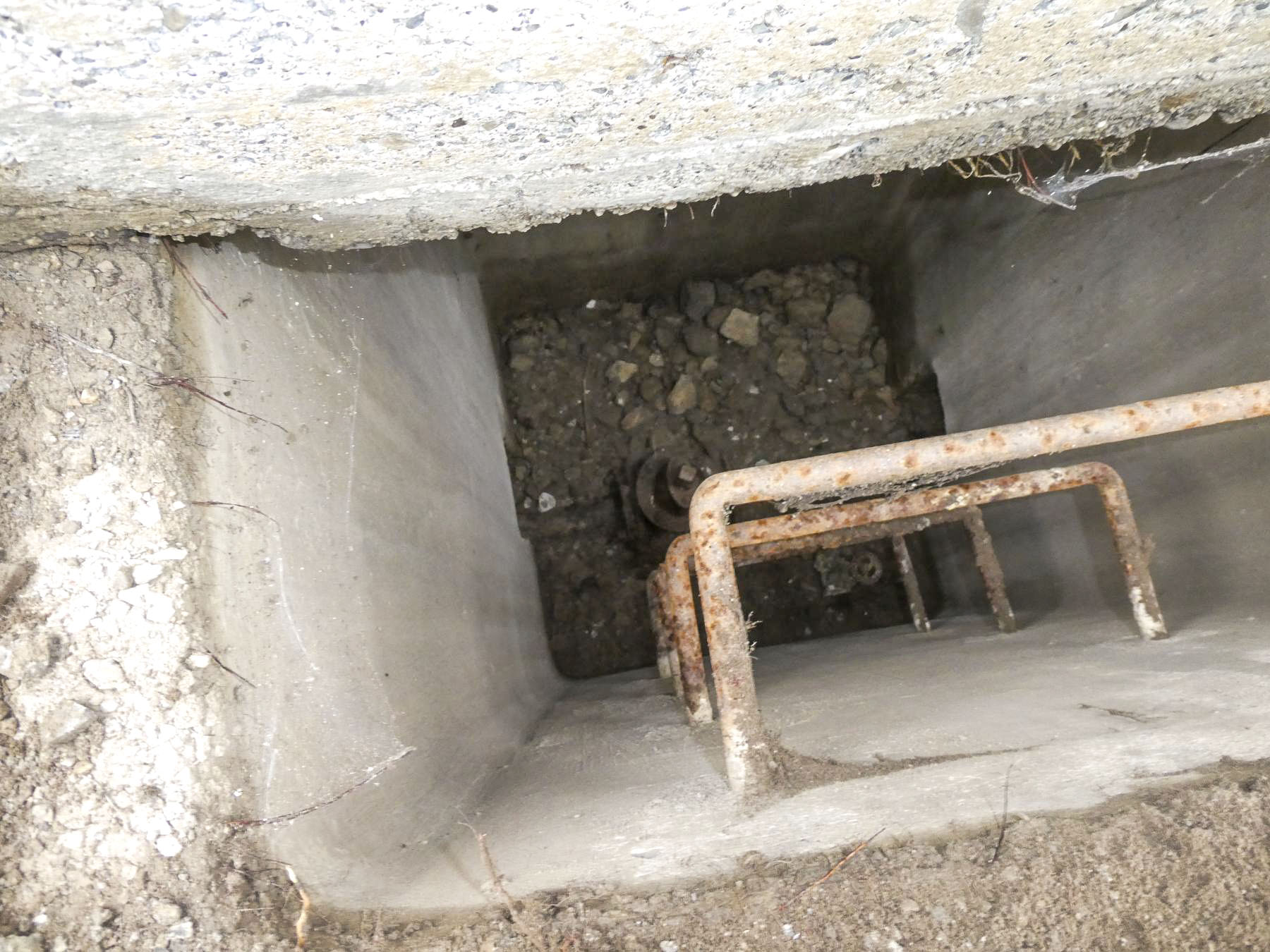 Ligne Maginot - SAINT OURS HAUT (STATION DE POMPAGE) - (Divers) - Une des vannes de coupure et de vidange, située entre le captage et l'ouvrage.