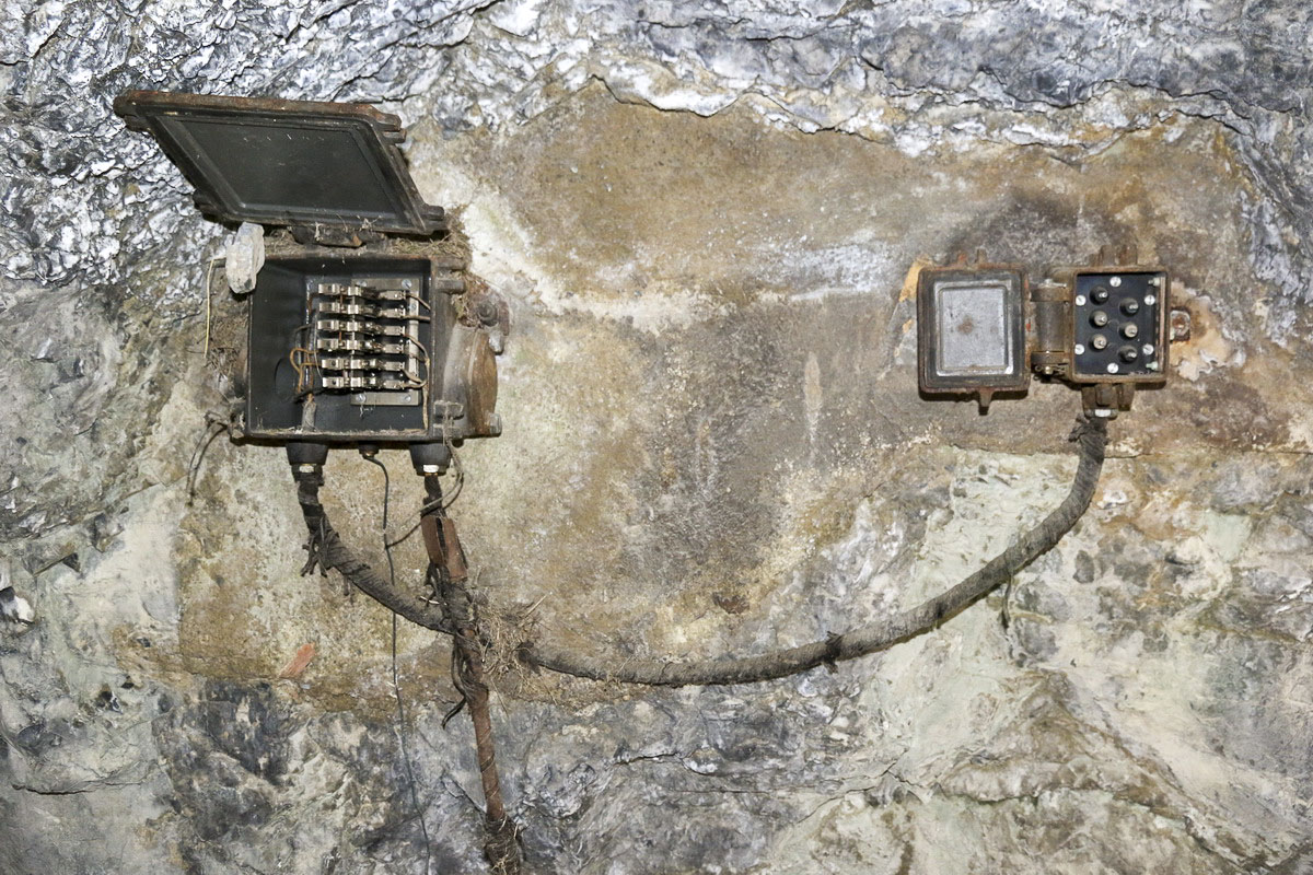 Ligne Maginot - LES AITTES CAVERNE - (Abri) - L'installation téléphonique
Boitier de protection