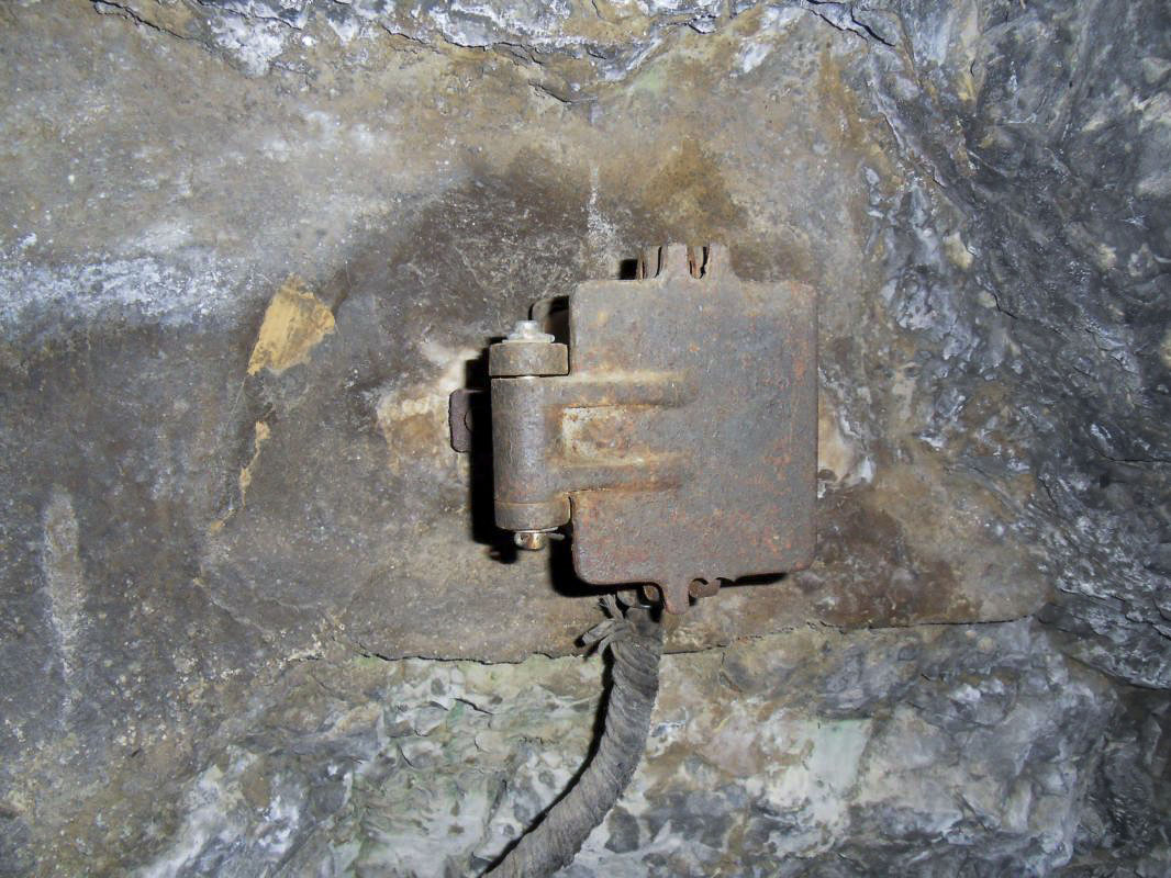 Ligne Maginot - LES AITTES CAVERNE - (Abri) - L'installation téléphonique
Boitier de raccordement pour lignes de campagne