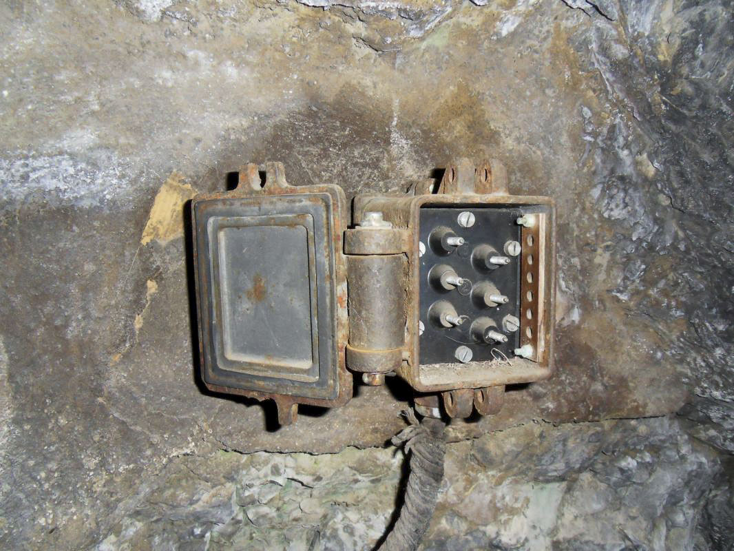 Ligne Maginot - LES AITTES CAVERNE - (Abri) - L'installation téléphonique
Boitier de raccordement pour lignes de campagne