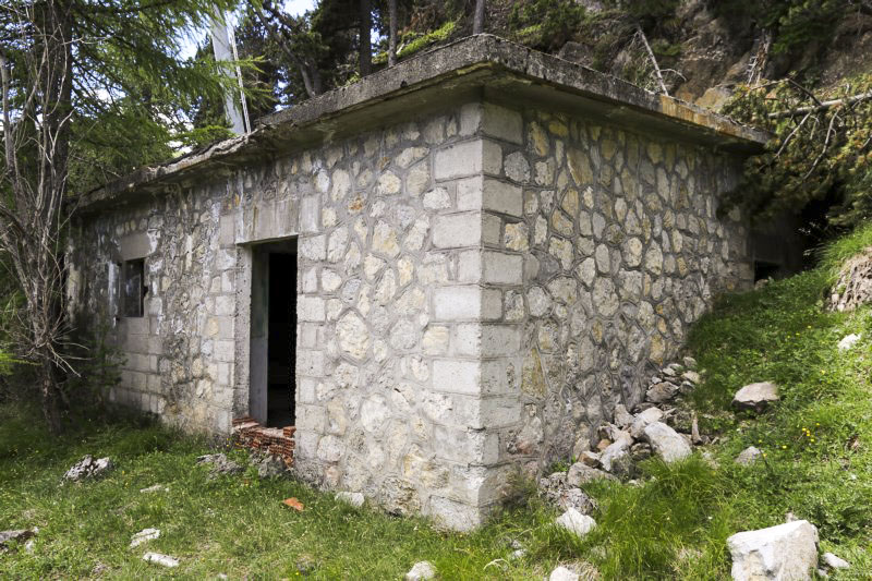 Ligne Maginot - MONT QUITAINE - (Observatoire indeterminé) - A 80 mètres du sommet en contrebas, la caserne italienne (Pour info)