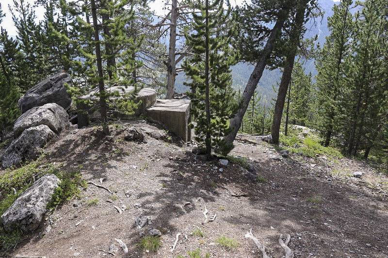 Ligne Maginot - ROCHER DE 10 HEURES 3 - (Blockhaus pour arme infanterie) - Au premier plan le blockhaus 3.
On distingue la toiture du 10 à l'arrière