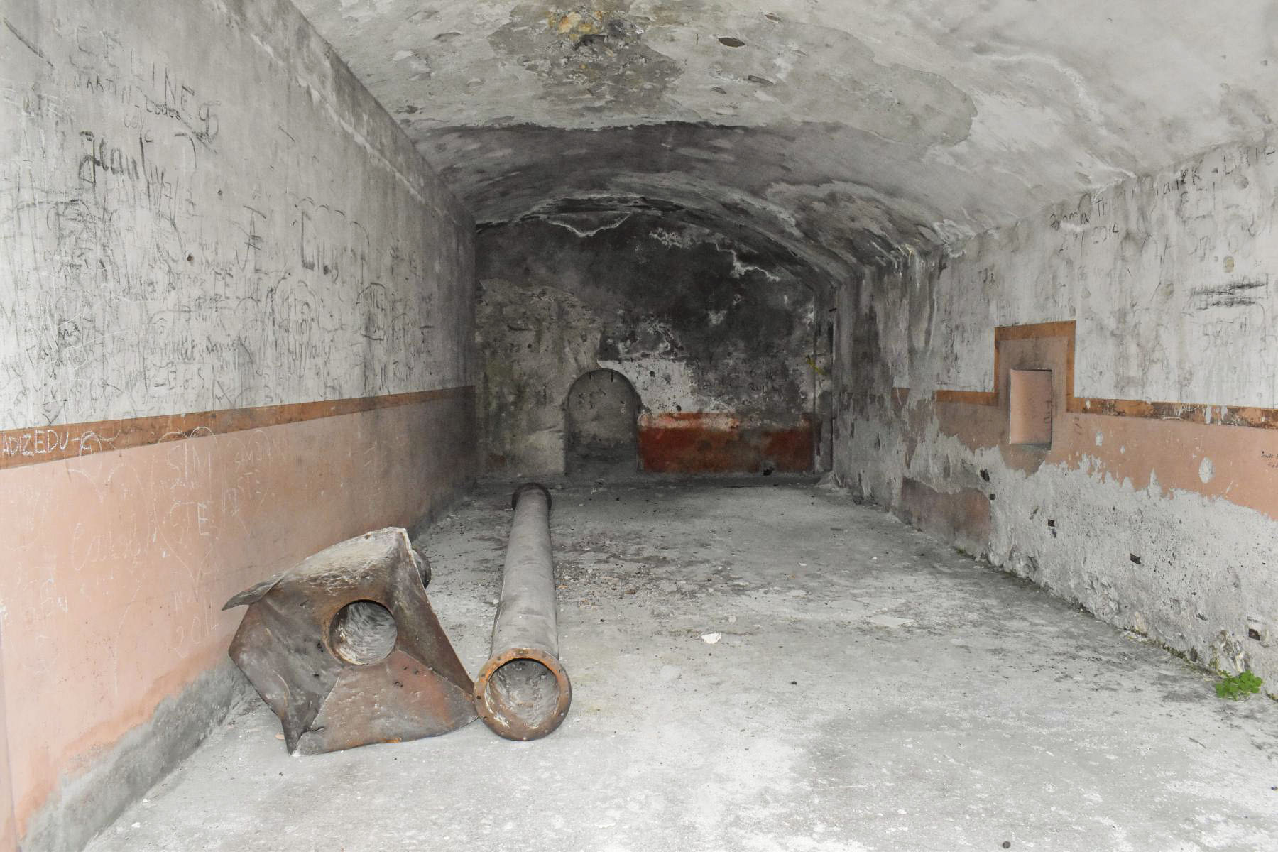 Ligne Maginot - ROCHE LA CROIX (CASERNEMENT AVANCé DE ) - (Casernement) - Casernement
Salle avec une entrée ou début de galerie au fond